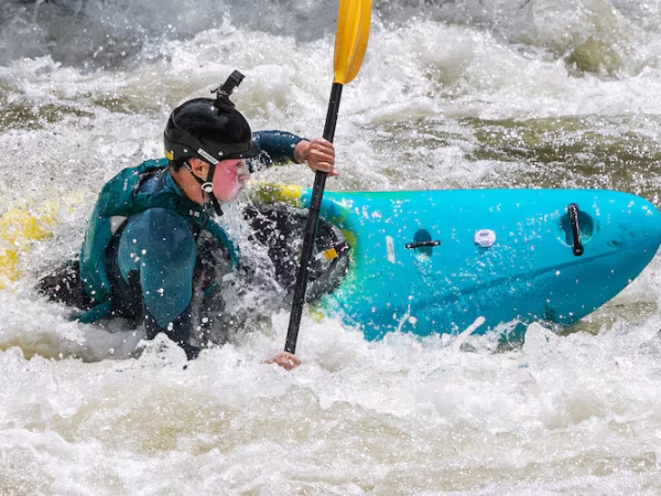 Indigenous Kayakers Traverse Six Dam Sites on the Klamath River and Head for the Ocean